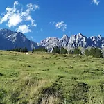 Sonnige Ruhige Bergpanorama Auf 1200m Mit Sued Balkon דירה
